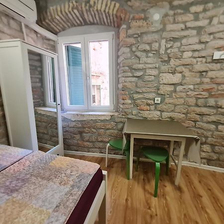 Rooms & Studio Apartments Sibenik Bilik gambar