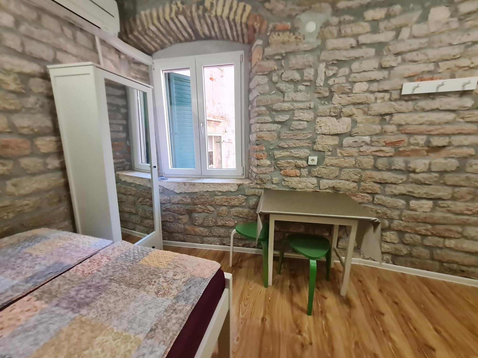 Rooms & Studio Apartments Sibenik Bilik gambar