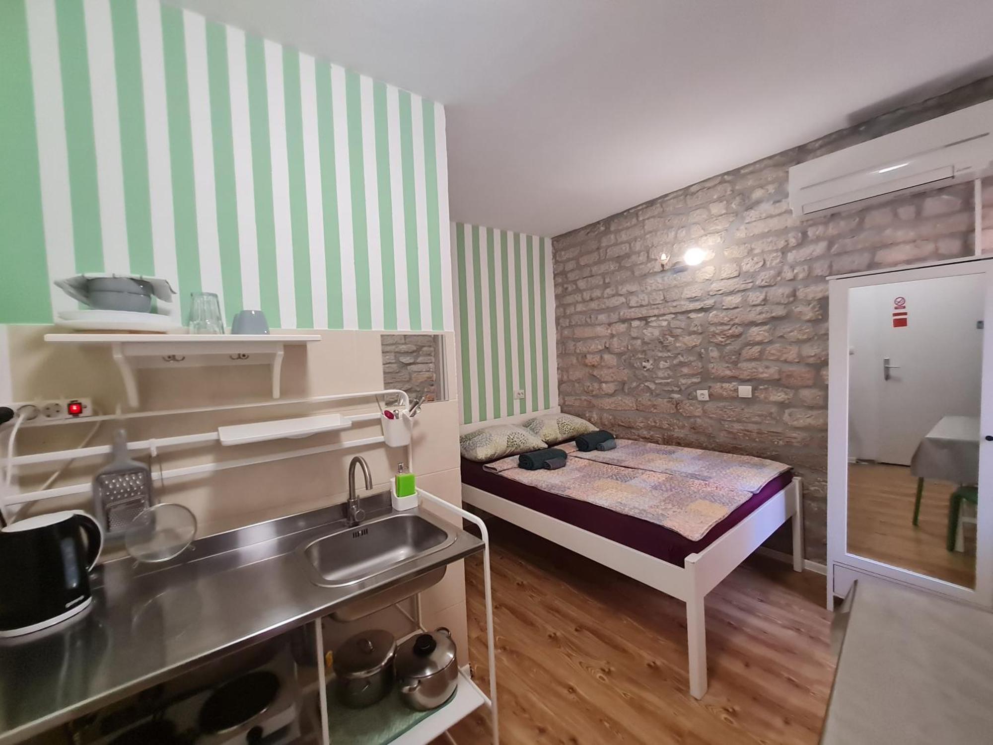 Rooms & Studio Apartments Sibenik Bilik gambar